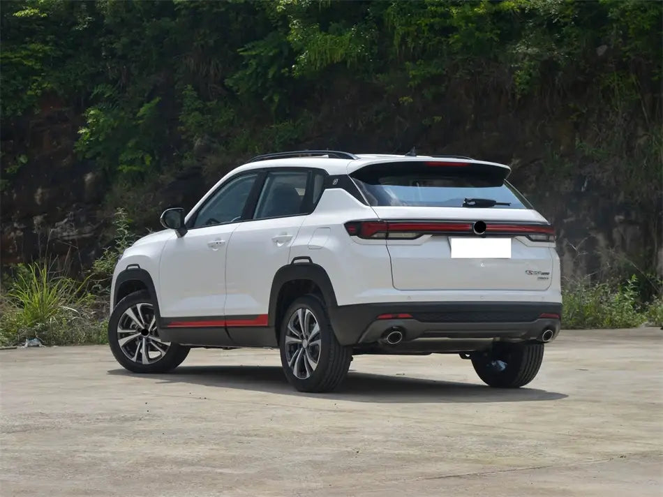 Weiße SUV mit elegantem Design, schwarzen Leichtmetallfelgen und markanter roter Akzentzierlinie entlang des unteren Karosseriebereichs, dargestellt von der Rückseite der Changan CS35 Plus Rückleuchtenabdeckung 2021–2023.