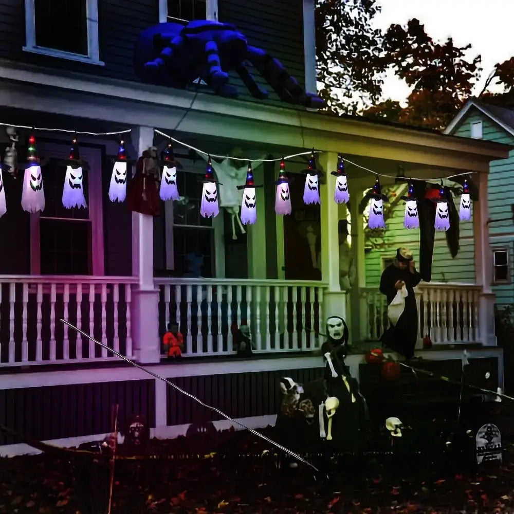 Décoration d’Halloween suspendue en forme de fantôme à DEL, comprenant une guirlande de lumières en forme de fantômes lumineuses pourpres et blanches, conçue pour un usage festif en intérieur et en extérieur.