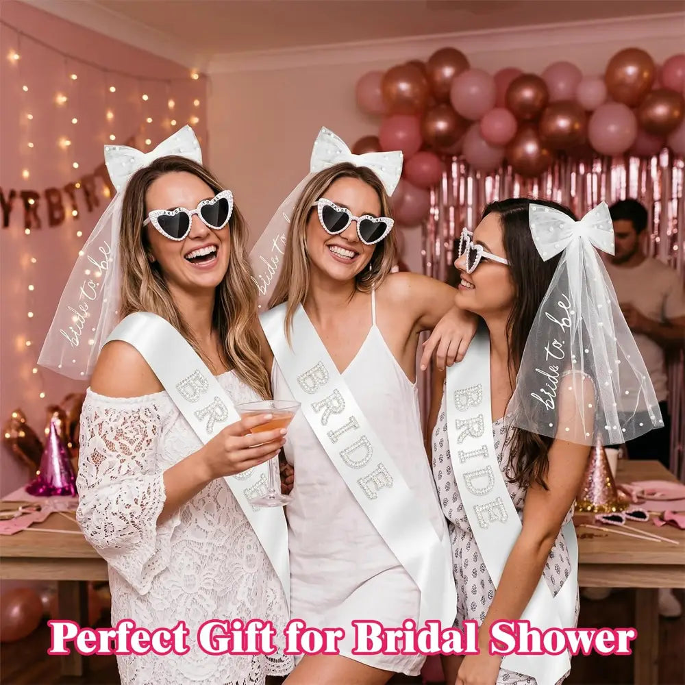 Faja nupcial de satén blanco con letras de pedrería brillante que deletrean «bride», de una futura novia, conjunto de accesorio con velo y faja.