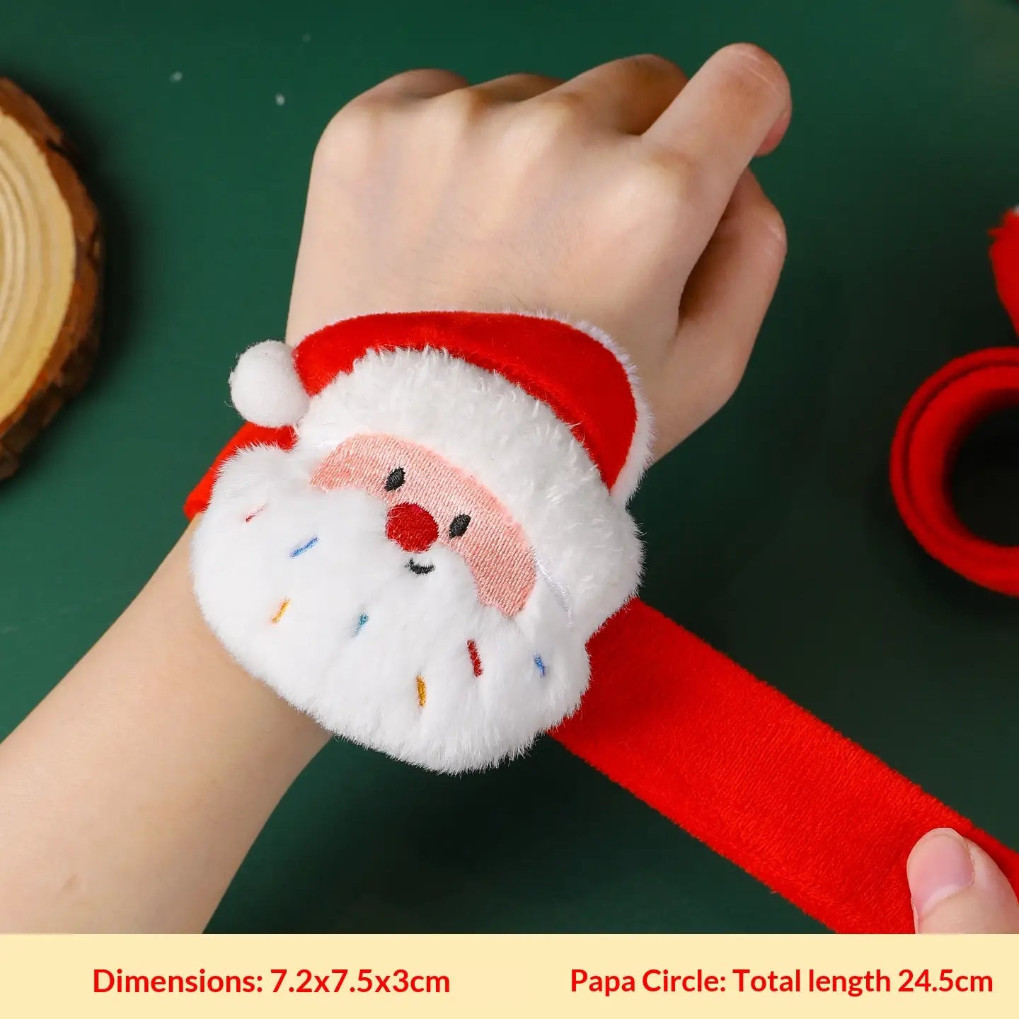 Pulsera tipo eslogan navideña esponjosa para niños, con un diseño de Santa Claus con gorro rojo, rostro blanco esponjoso y adornos bordados de colores en forma de confites, con expresión sonriente.