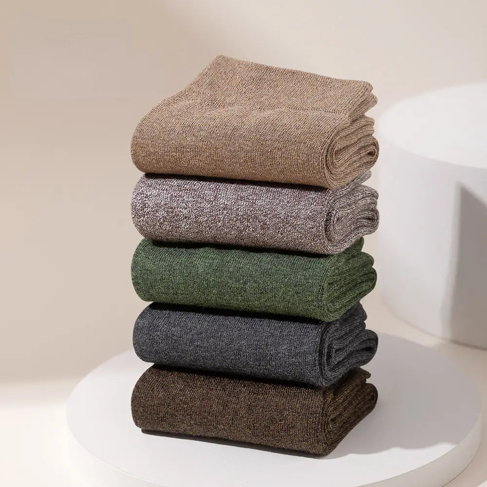 Lot de 5 paires de chaussettes de cheville décontractées en coton pour hommes, comprenant un empilement de cinq chaussettes en maille texturée soigneusement pliées, dans des tons terreux, dont beige, gris, vert, gris foncé et brun.