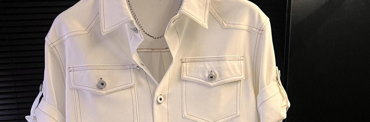Herren-Hemd mit kurzem Ärmel, lässigem Design, Knopfverschluss und Cardigan-Optik in weißem Denim mit kontrastierenden Ziernähten und zwei Fronttaschen.