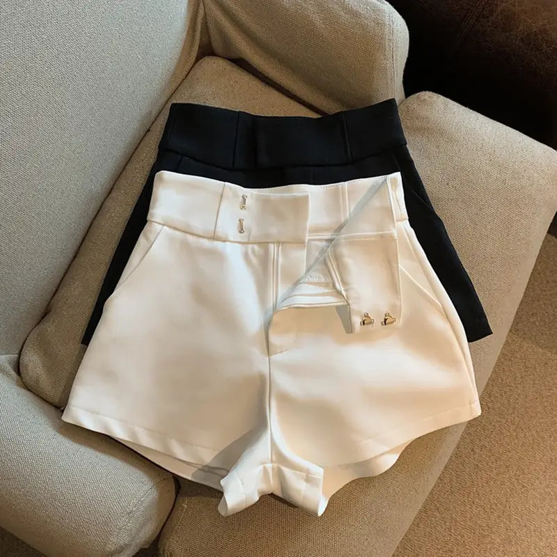 Ein Paar Damen-High-Waist-Shorts von Mooyufon in Schwarz aus einem eleganten, satinartigen Stoff mit Knopfverschlüssen am Bund.