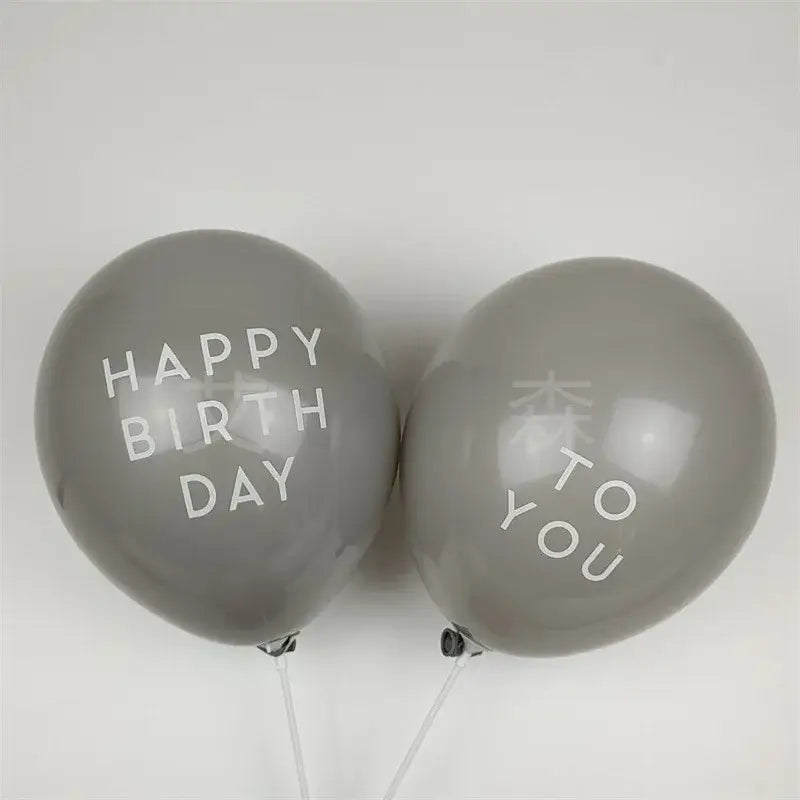 ballons en latex gris avec le texte « joyeux anniversaire » et « à vous » en blanc imprimés, inclus dans un lot de 20 ballons en latex d’anniversaire, assortiment imprimé, conçu pour les célébrations.