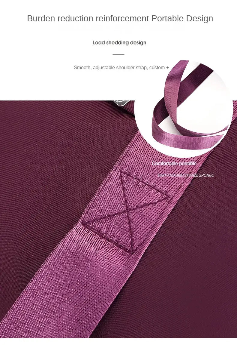Une sangle d’épaule en tissu violet tissé avec un patch triangulaire renforcé sur un sac duffel roulant à grande capacité, conçu comme sac à dos de voyage