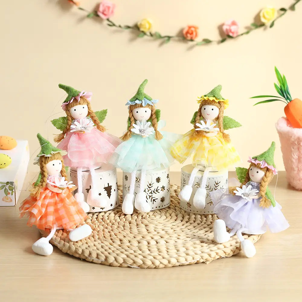 Fünf handgefertigte Osterhasen-Feen-Ornamente in Form von hängenden Deko-Objekten mit grünen spitzen Hüten, bestickten Gesichtern und farbenfrohen Tüllkleidern in Rosa, Mint, Gelb, orangefarbenem Karomuster und Lavendel