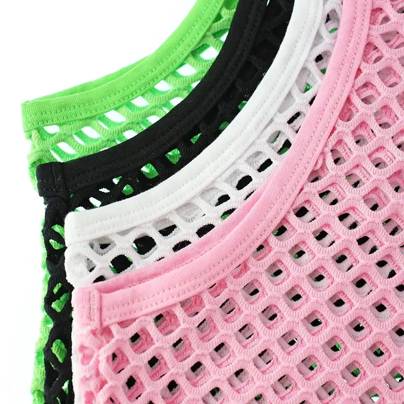 Un conjunto de chalecos sin mangas transpirable de camiseta interior de malla para hombre en verde neón, negro, blanco y rosa, confeccionados con material de malla de colores.