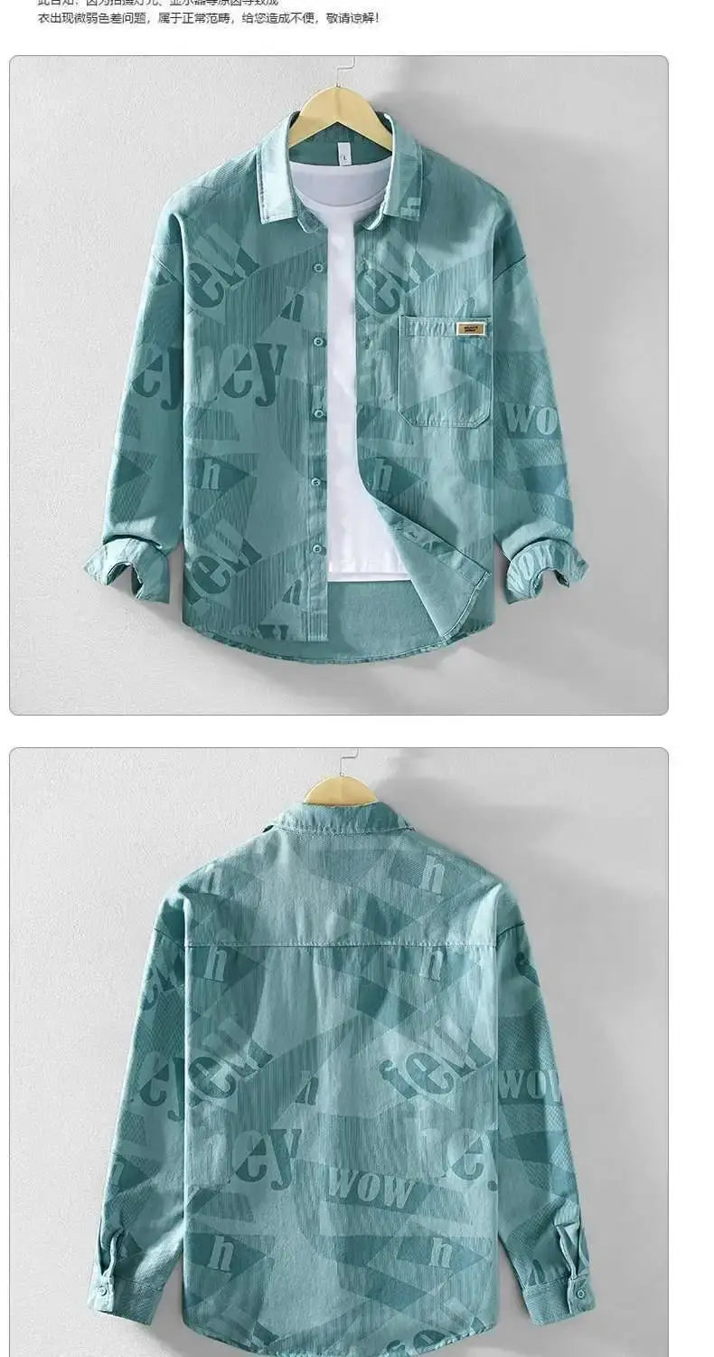 Herren-Cardiganshirt aus Jeansstoff mit Aufdruck „letter print“ in Petrolblau, mit langen Ärmeln und einem sich wiederholenden „wow“-Muster über den gesamten Stoff.