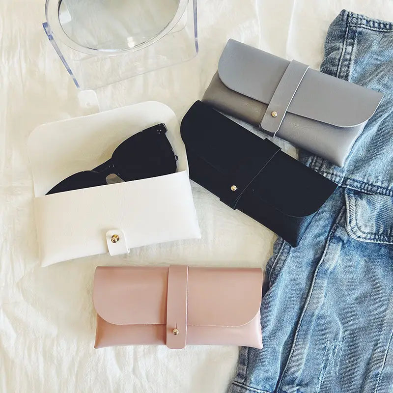 Étui à lunettes en cuir sur mesure en cuir rose tendre, au design minimaliste épuré, s’accordant avec une lanière assortie et une fermeture par bouton ton or, idéal comme cadeau personnalisé pour demoiselle d’honneur.