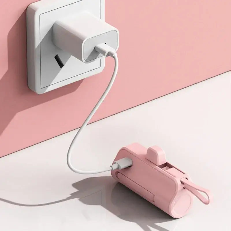 Banco de energía compacto rosa portátil de carga rápida, cargador con asa pequeña y puerto USB-C para una carga cómoda