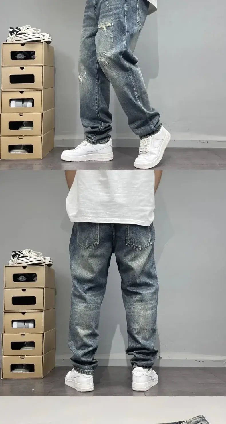 ブルーの、男性用のルーズフィット、ダメージ加工のストレートレッグデニムジーンズ（控えめな色あせ、デニム素材で仕立てたリラックスしたフィット感）。