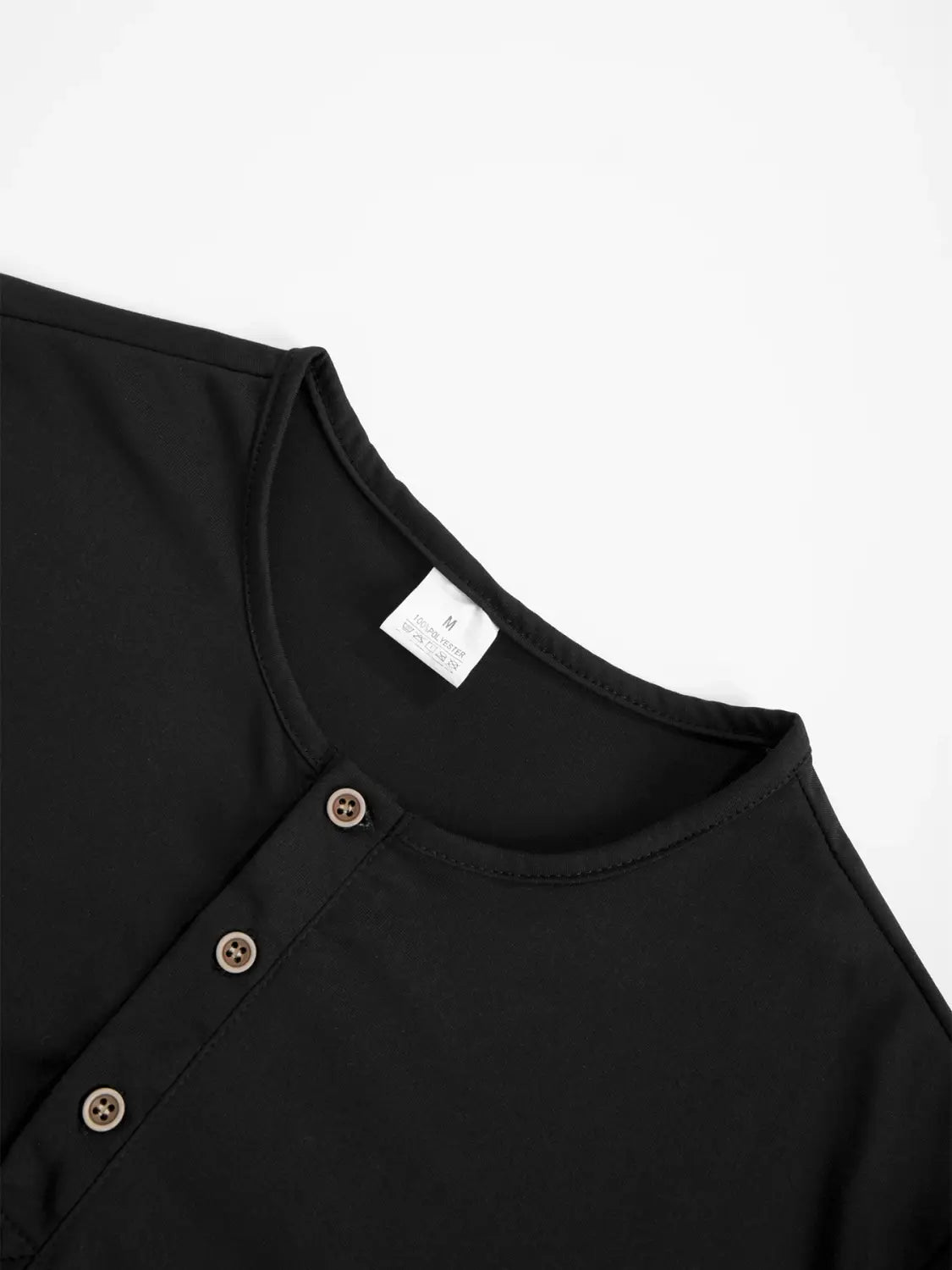 Herren-Langarm-Henley-Shirt als lässiger Basic-Pullover in Schwarz mit rundem Halsausschnitt und drei Holzknöpfen vorne.