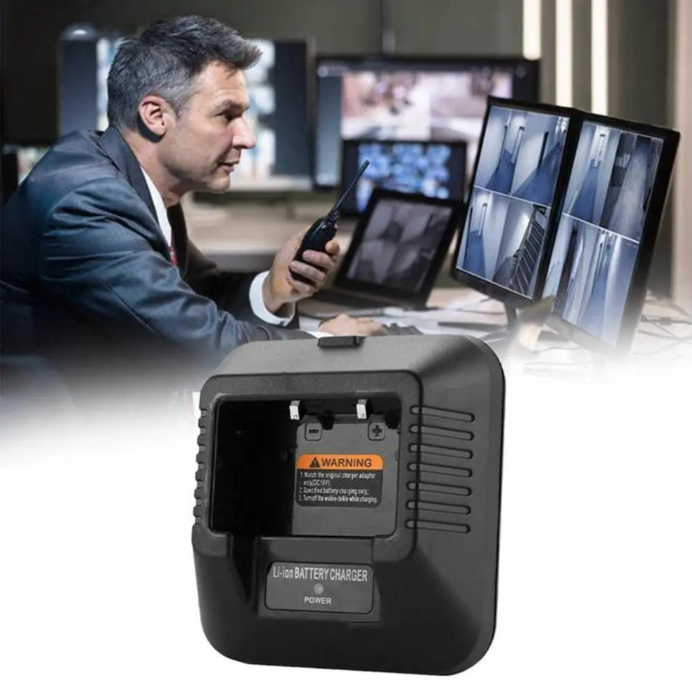 Ladegerät-Basis aus schwarzem Kunststoff für UV-5R mit Warnhinweis und Einschalttaste zum Laden des Akkus für Baofeng-Funkgeräte.
