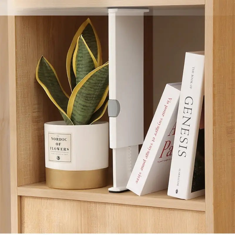 pot de fleurs en céramique blanc et or avec étiquette minimaliste nordic, de fleurs disposées à l’intérieur d’une séparation de rangement de tiroir en plastique ajustable.