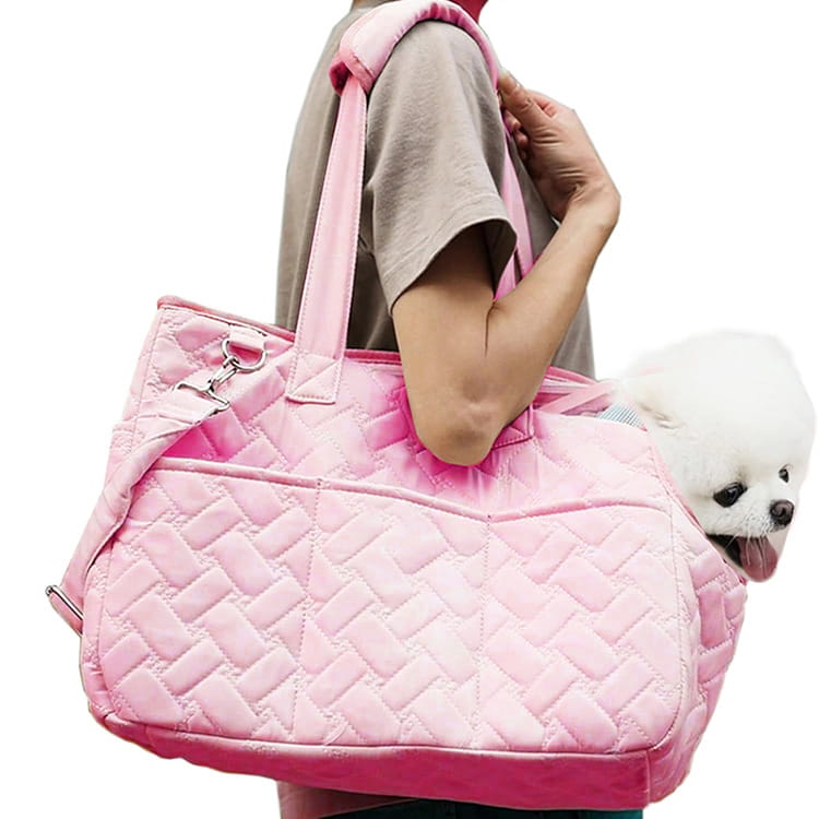 Sac pour animal de compagnie matelassé rose, avec un design rembourré doux et une bandoulière réglable pour transporter un petit chien.