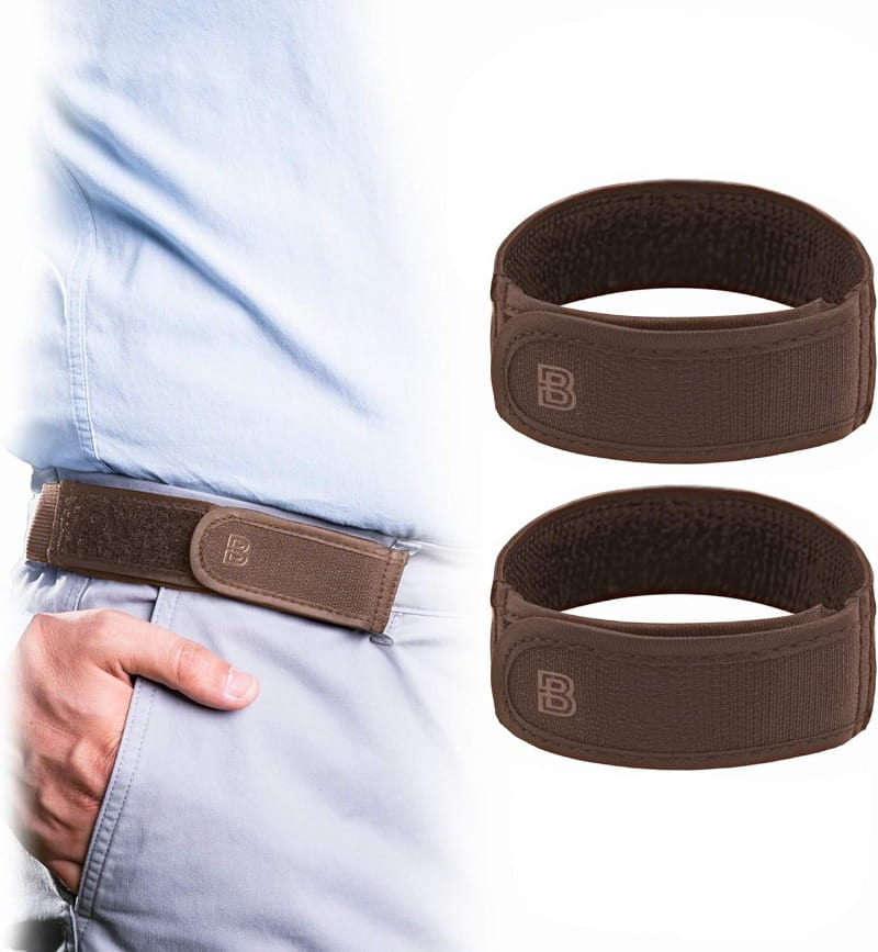 Passants de ceinture élastiques bruns sans boucle avec discret logo « b » sur le tissu pour une ceinture élastique réglable pour homme