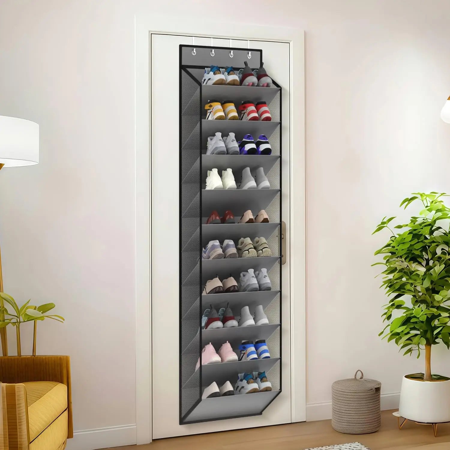 Organisateur de chaussures en tissu gris avec cadre métallique noir monté sur une porte, avec 10 niveaux pour une utilisation comme rangement de chaussures au-dessus de la porte