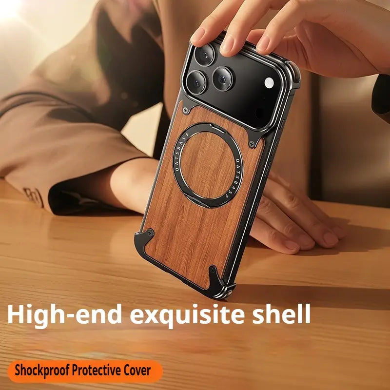 Parte posterior de una elegante funda para iPhone de madera con marco metálico negro y soporte anular giratorio de 360°, con el nombre de la marca oatsnaft grabado en su borde