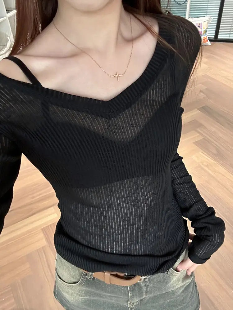 Schwarzer schierer Langarm-V-Ausschnitt-Top mit gerippter Textur und Ausschnitten an den Schultern für schmale Casual-Bekleidung.
