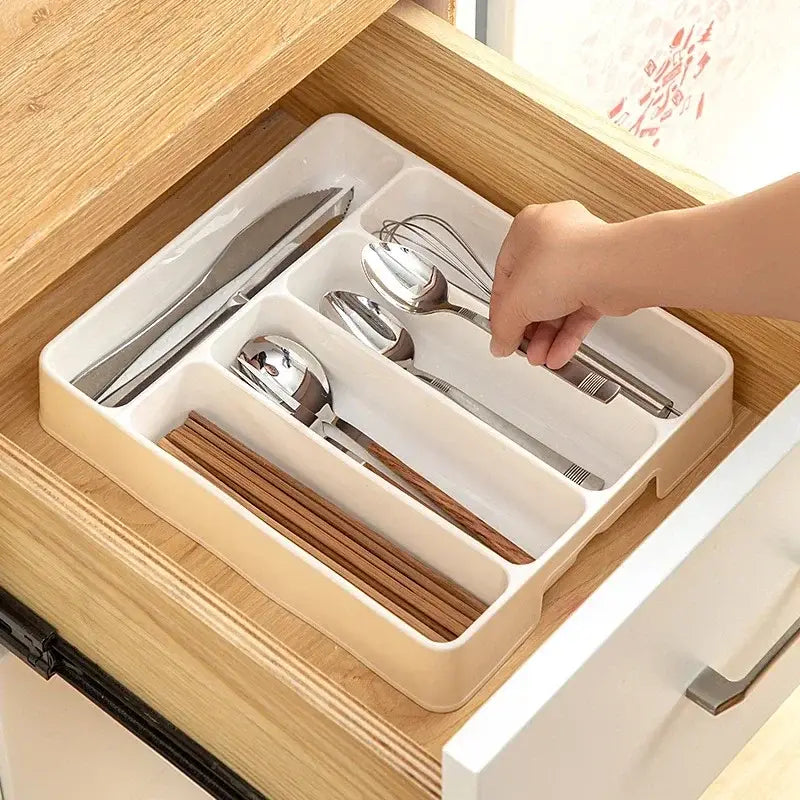 organisateur de tiroir à couverts en plastique blanc avec des compartiments segmentés pour ranger les couverts et des baguettes en bois pour un usage en cuisine