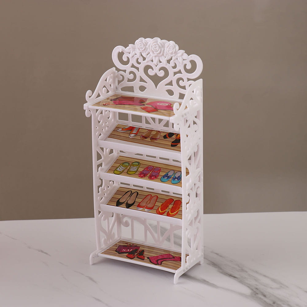Weiße, aufwendig gestaltete Kunststoff-Puppenhaus-Miniaturmöbel-Wohnraumdekoration-Schuhablage mit dekorativen Rosen- und Zierelementen sowie vier Regalböden, ausgekleidet mit bedruckten Holzfußbodenmustern