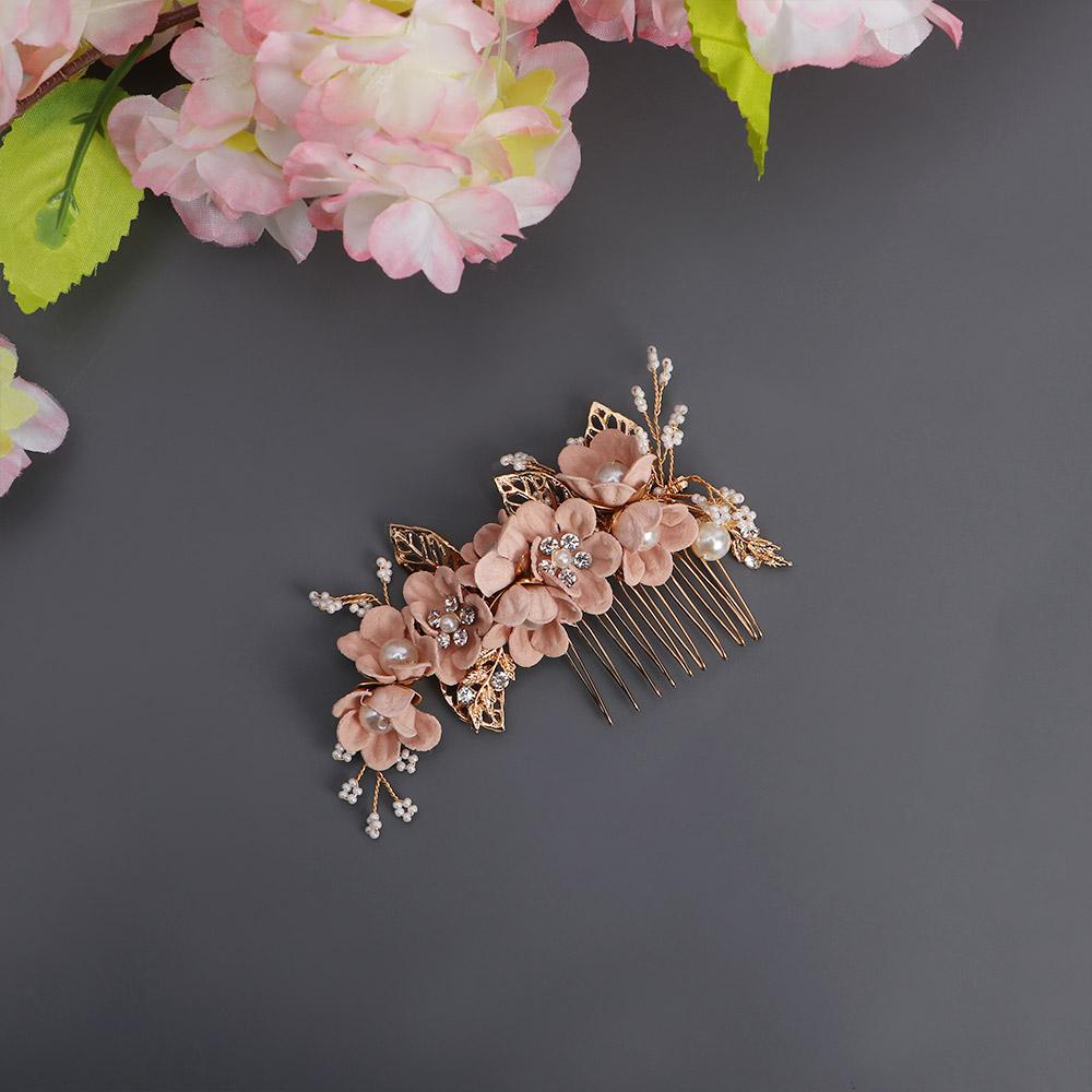 結婚式用の、やわらかなピンク色のファブリックフラワー、パールのアクセント、きらめくクリスタルのディテールを取り入れた、繊細なローズゴールドのフローラル・ブライダル用ヘアコーム。
