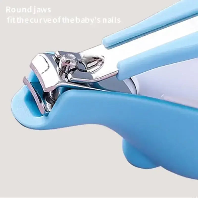 Blaue Babynagelknipser mit abgerundeten silbernen Metallbacken, entworfen, um sich der Krümmung der Nägel eines Kindes anzupassen, aus dem Baby-Pflegeset mit weichen Borsten für die Säuglingspflege.