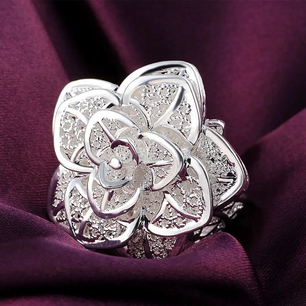 Bague florale en argent sterling avec un motif de pétales complexe et des cristaux transparents sertis, provenant de la parure de bijoux floraux en argent sterling.