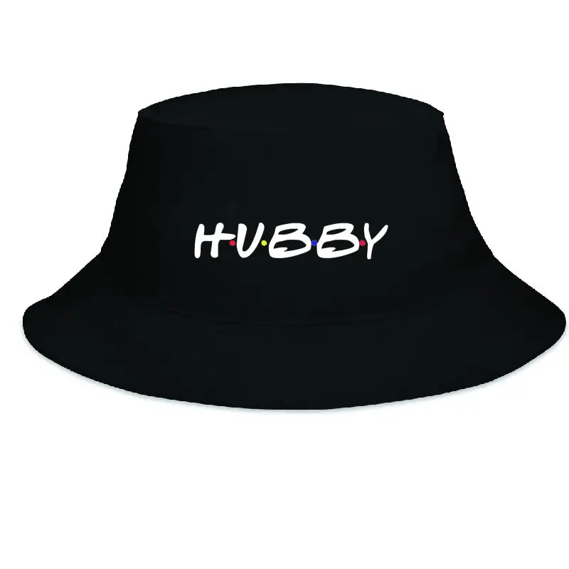 Chapeau bob noir avec « hubby » brodé en lettres blanches, présentant des points colorés entre les lettres de la collection de chapeaux bob pour mariage sur le thème « Wifey Hubby Friends ».