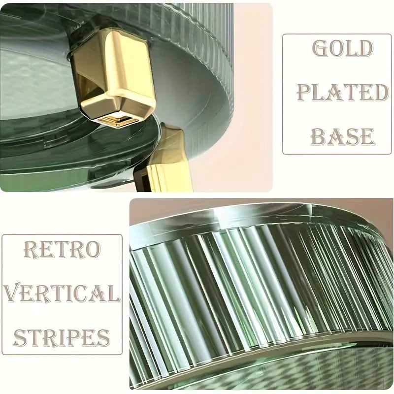 Ein eleganter vergoldeter Sockel mit Retro-Design aus vertikalen Streifen auf einem 360 drehbaren Make-up-Organizer mit transparenter runder Aufbewahrungsablage.
