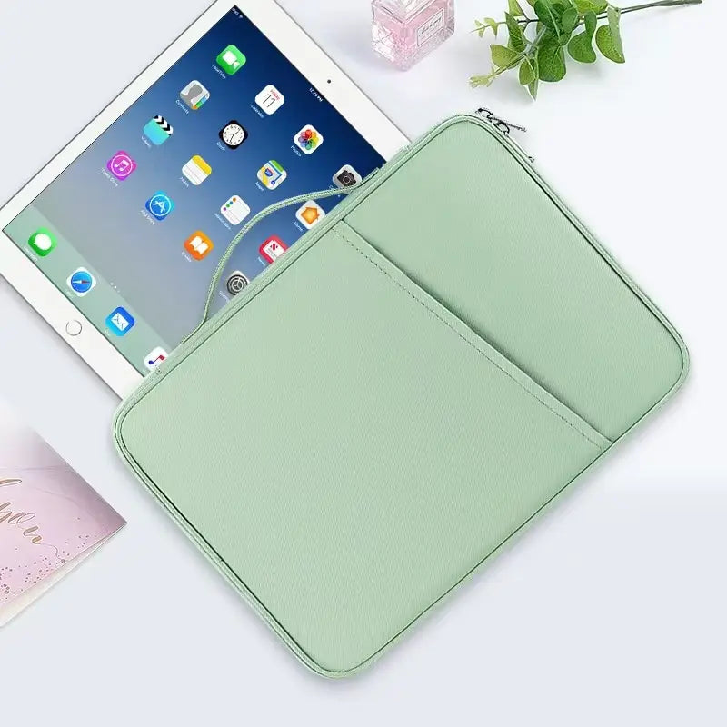Housse pour tablette en nylon rembourré vert menthe, en simili cuir, avec fermeture à glissière et poche intérieure.