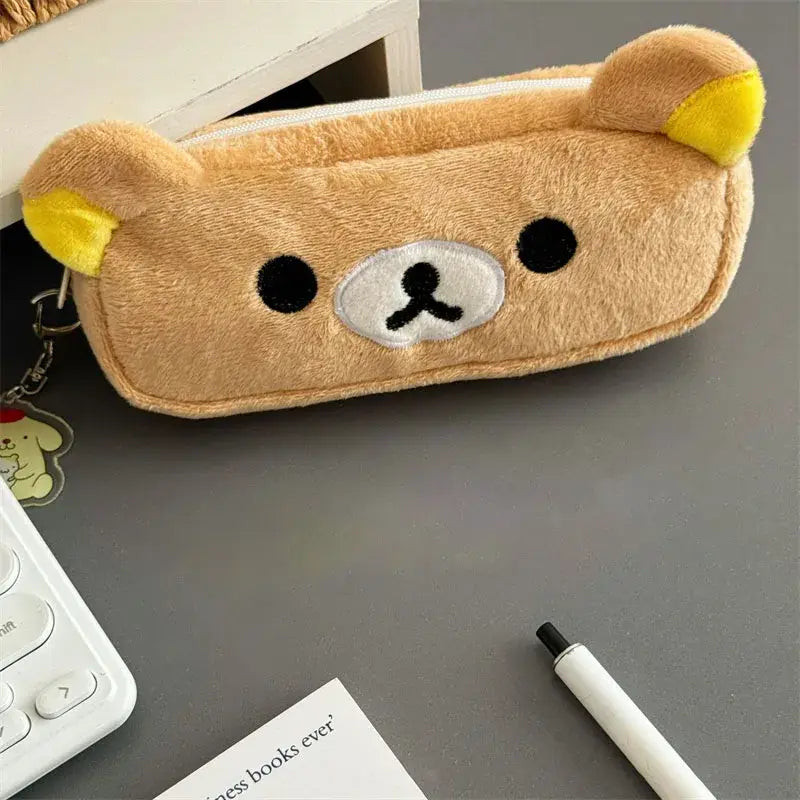 eine weiche, hellbraune Plüsch-Kawaii-Rilakkuma-Stiftetui in Form eines niedlichen Bären mit gelben Ohren sowie bestickten schwarzen Augen und Nase