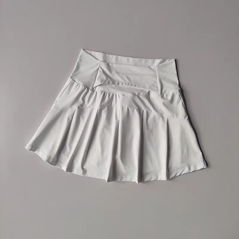 Ein eleganter High-Waist-weißer plissierter Sport-Tennisrock aus glattem, elastischem, schnelltrocknendem Stoff mit dezenten Nahtdetails.