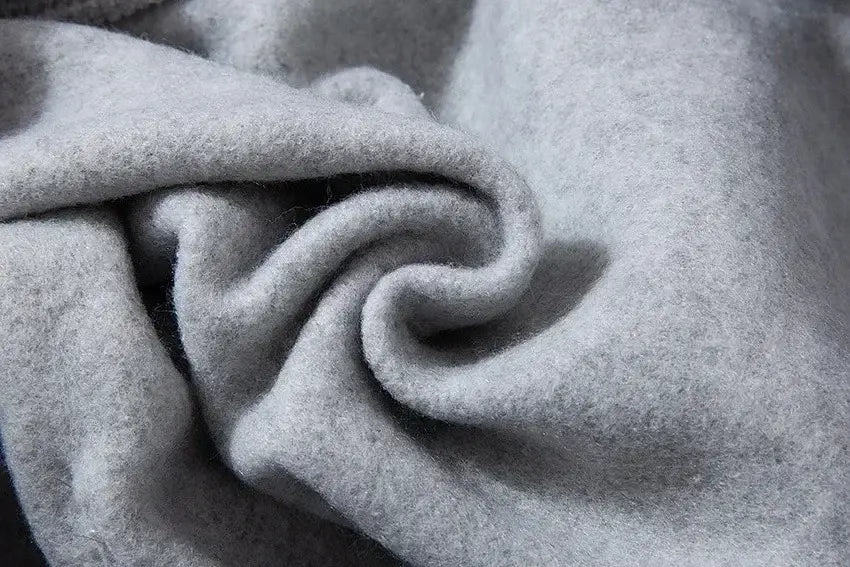 Weiches, hellgraues Wollmaterial mit einer angenehm strukturierten, flauschigen Oberfläche am Stussy-Graffiti-Pullover mit Kapuze für lässige Herrenbekleidung.