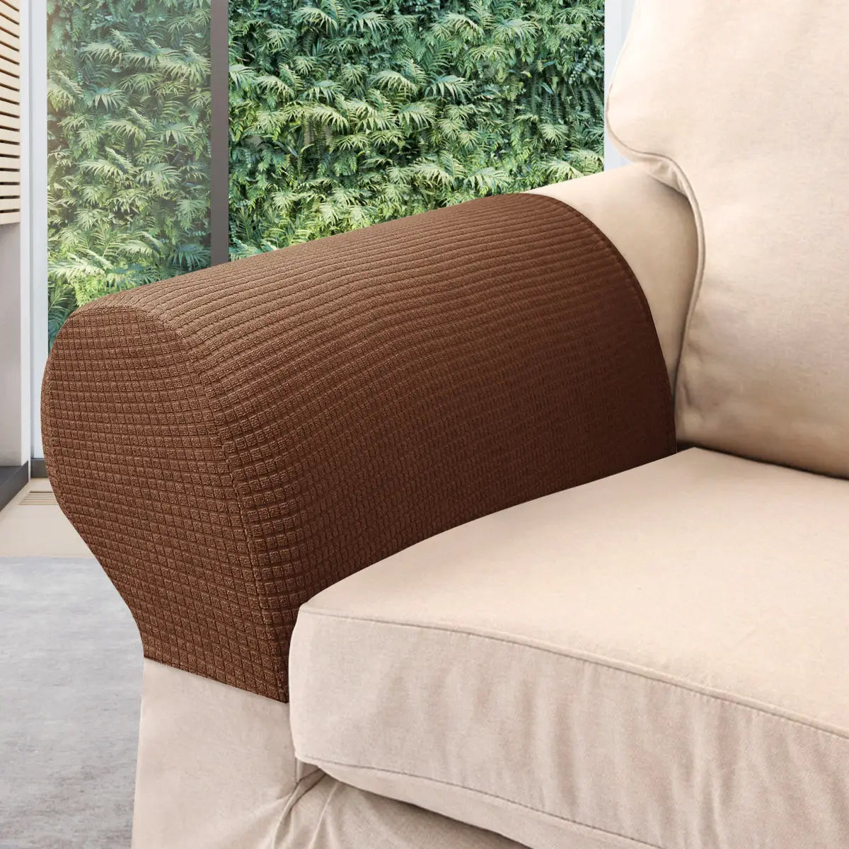Braune strukturierte Armlehnenabdeckung aus dunkelgrauem, wasserabweisendem Stretch-Spandex, die eng über die Sofa-Armlehne passt