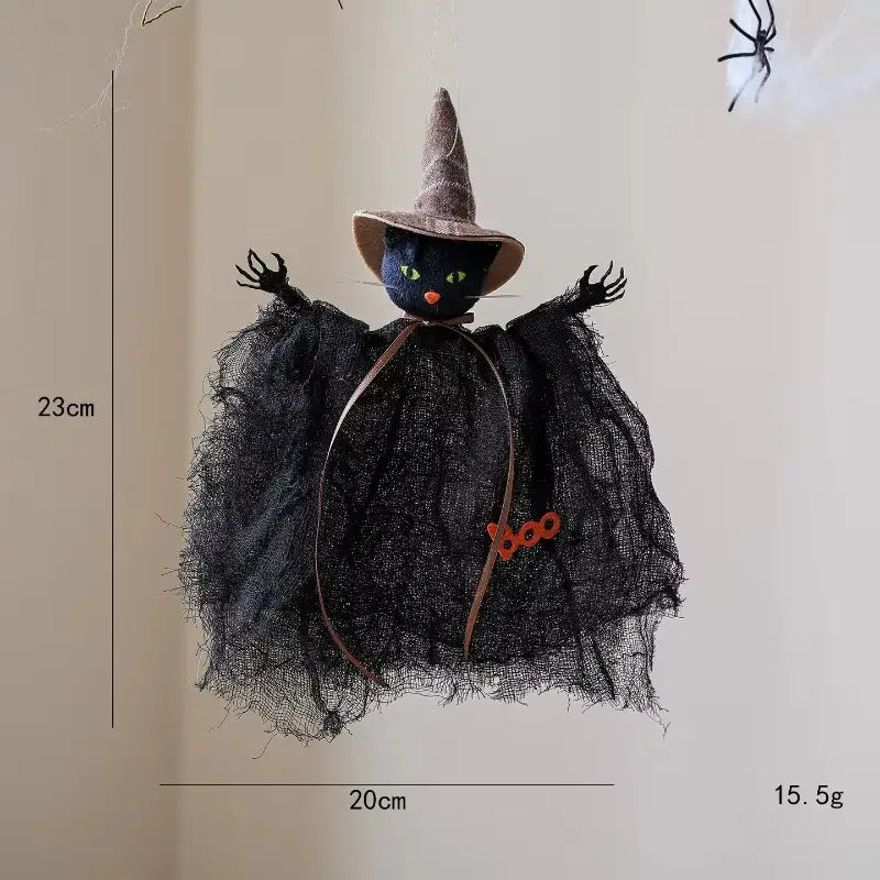 Colgante de adorno de halloween de gato bruja negro con ojos verdes, nariz naranja, sombrero puntiagudo marrón y capa de encaje negro translúcido con encanto boo naranja, figura colgante de tela