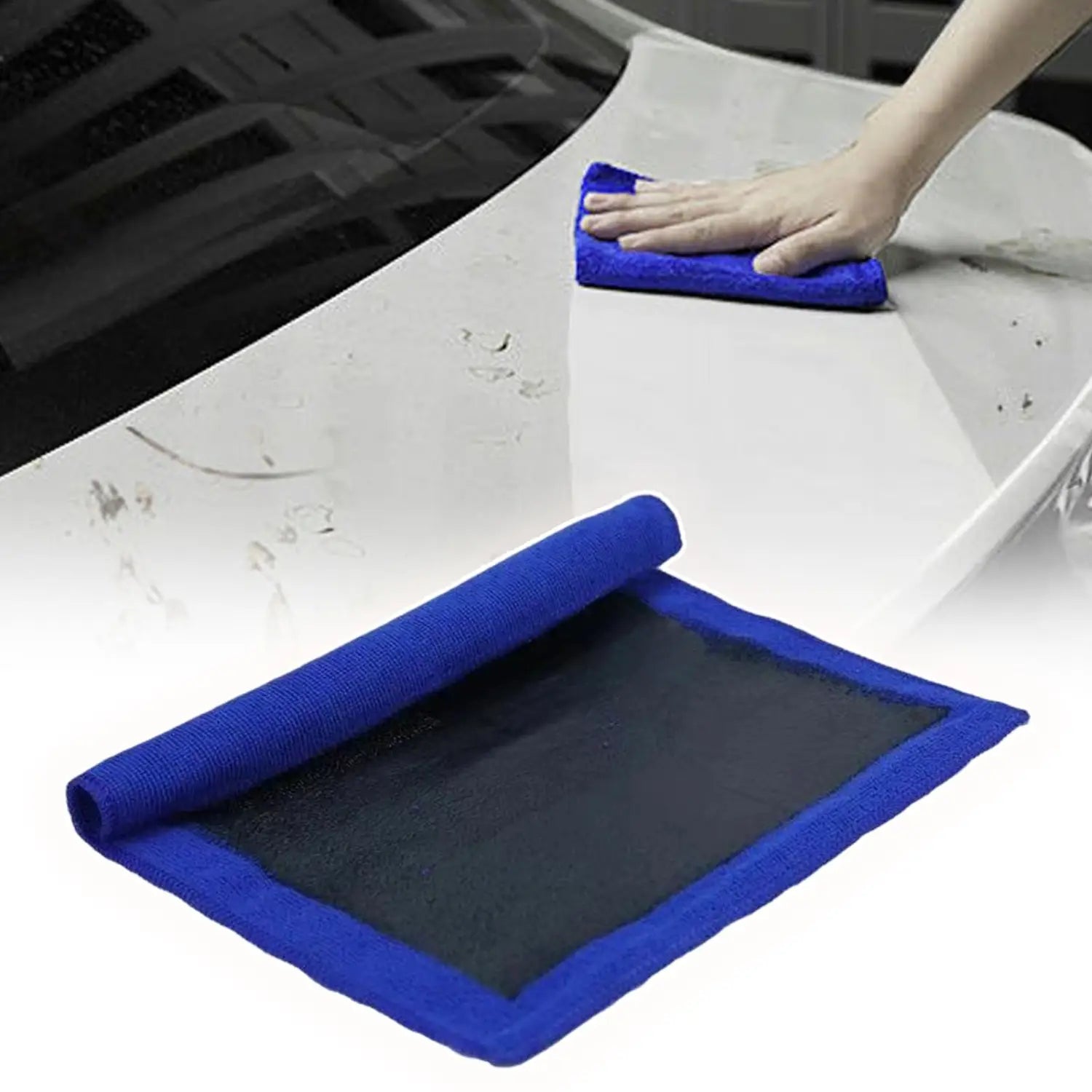 Blaues Mikrofasertuch für Tonerde (Clay Bar) zur Autopflege mit schwarzem, strukturiertem Mittelteil, ausgelegt für gründliche Reinigung und Politur.