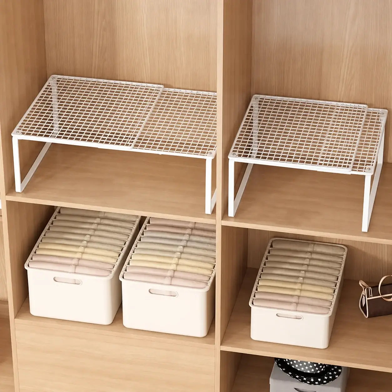 Organisateur d’étagère en maille métallique blanche présentant la conception d’étagère d’armoire extensible en métal, organisateur en maille blanche, pour un rangement efficace