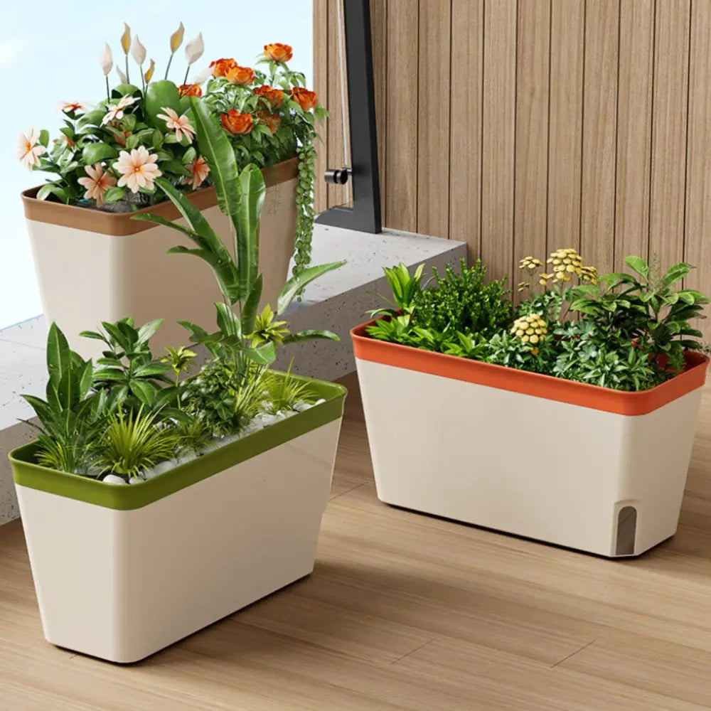 Beiger rechteckiger selbstbewässernder Pflanzkübel für Zimmerpflanzen mit farbigen Randakzenten in Grün, Orange und Braun sowie Wasserstandsanzeige.