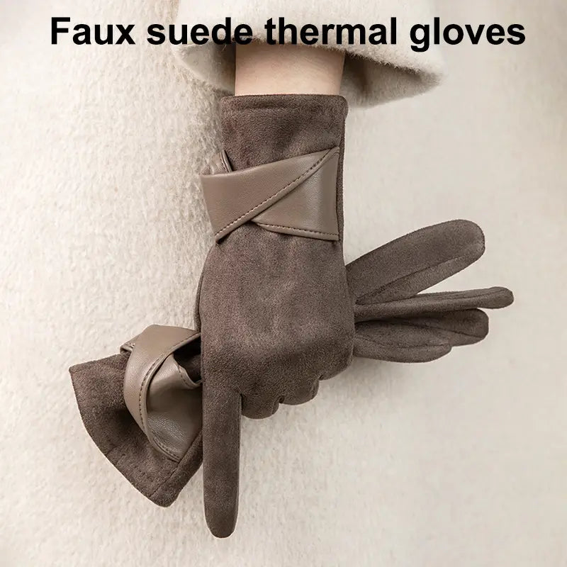 Guantes de invierno para mujer con pantalla táctil de ante sintético marrón, con lazo de terciopelo y una correa de cuero color cuero contrastante sobre la muñeca, mostrados desde el lado posterior.
