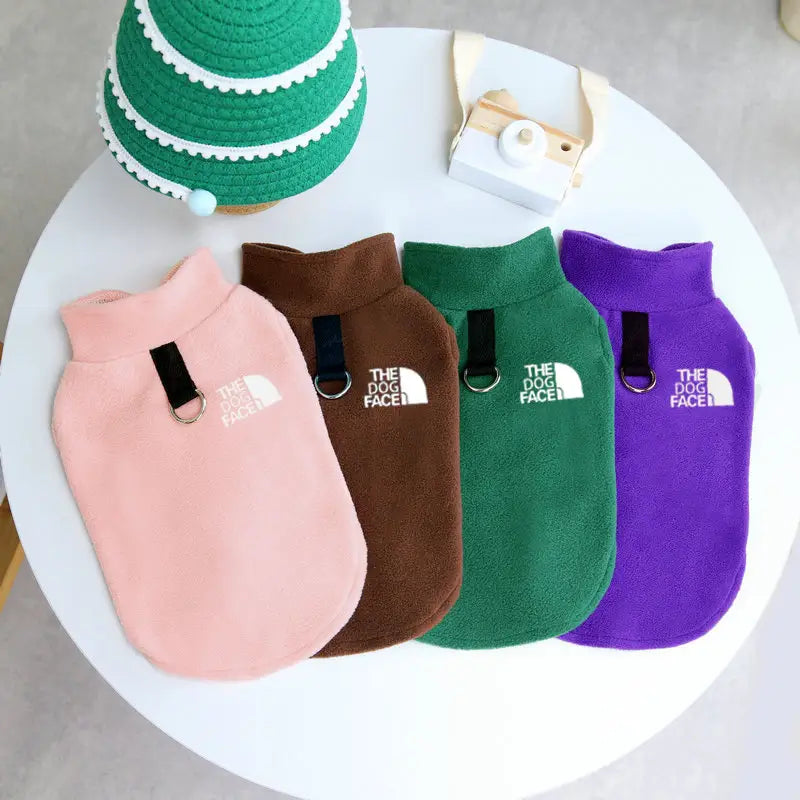 Vier flauschige warme Hundewesten aus Fleece für kleine bis mittelgroße Hunde in Pink, Braun, Grün und Lila mit schwarzen Trägern und silbernen Ringen aus weichem Fleece-Material