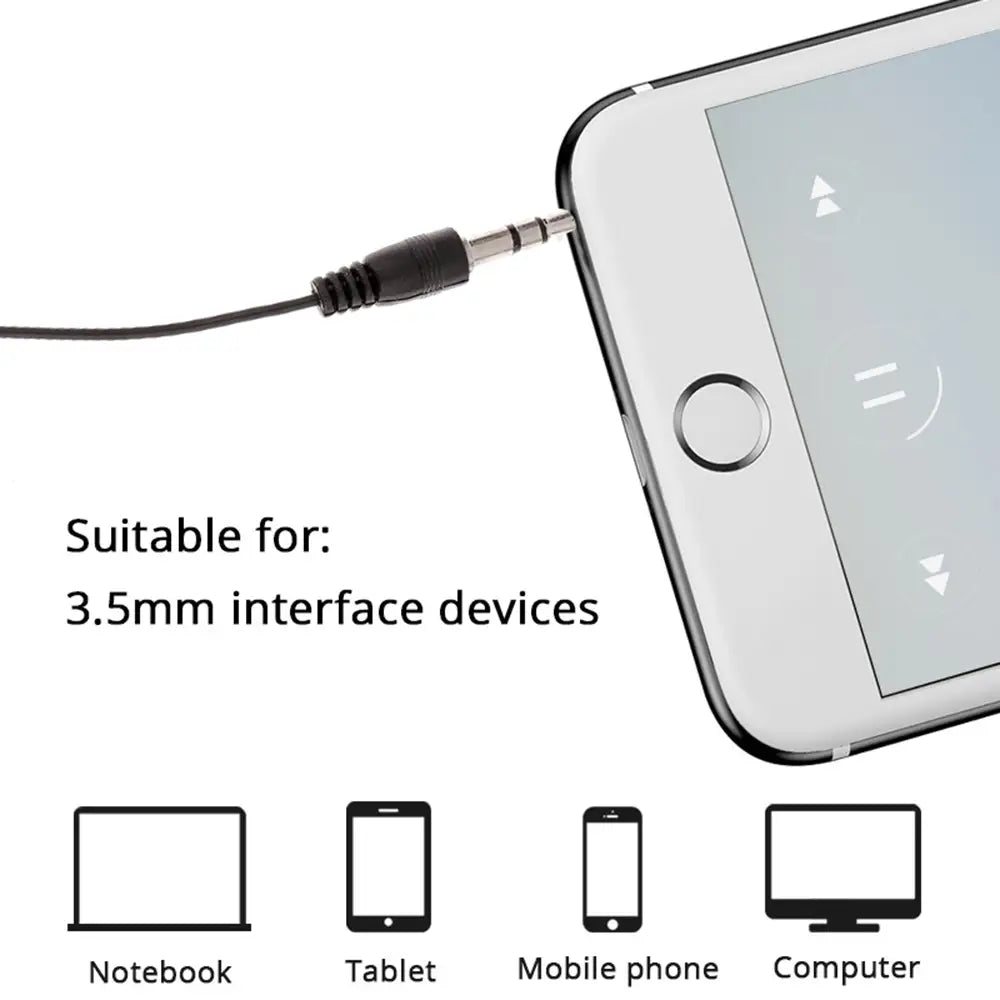 Écouteurs filaires noirs 3,5 mm avec connecteur mâle branché dans une prise casque pour smartphone blanc compatible avec les appareils mp3 mp4, ordinateurs portables, tablettes et ordinateurs.