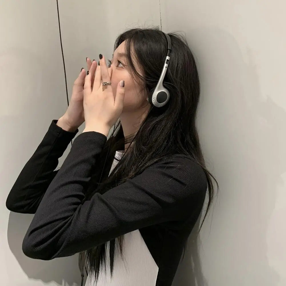 Casque d’écoute supra-auriculaire rétro filaire argent avec accents noirs et design moderne élégant.