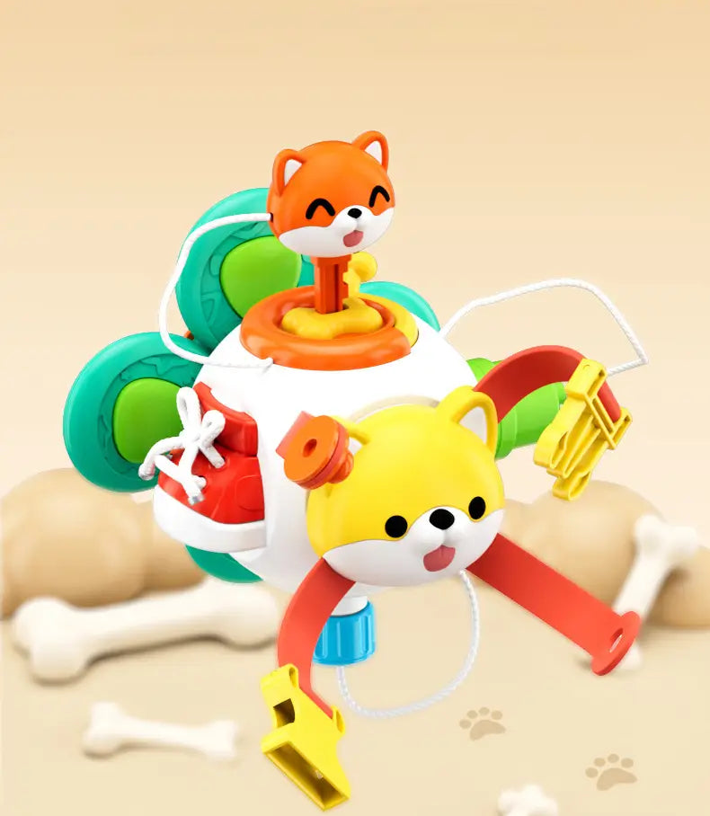 Jouet de voyage cube d’occupation Montessori, comprenant des animaux en plastique vifs, dont un renard orange joyeux et un chien jaune, avec des expressions de dessin animé ludiques.