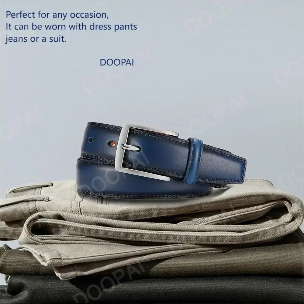 Ceinture à cliquet en cuir pour homme avec cuir bleu foncé et boucle automatique à l’aspect argenté, présentant une couture soignée et un design minimaliste.