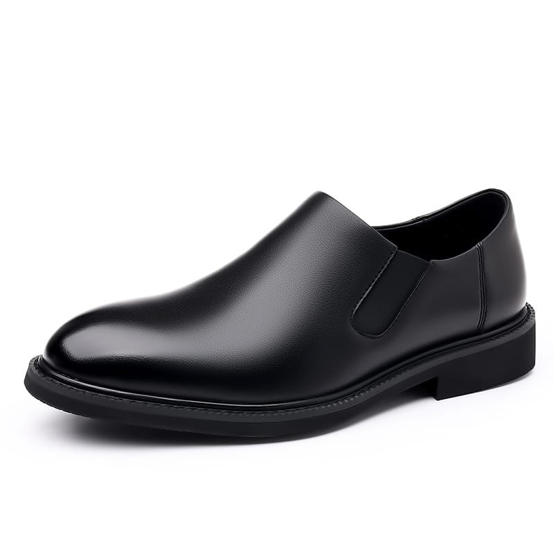 chaussure habillée à enfiler en cuir noir pour hommes, finition polie et élégante, semelle à profil bas conçue pour les occasions formelles