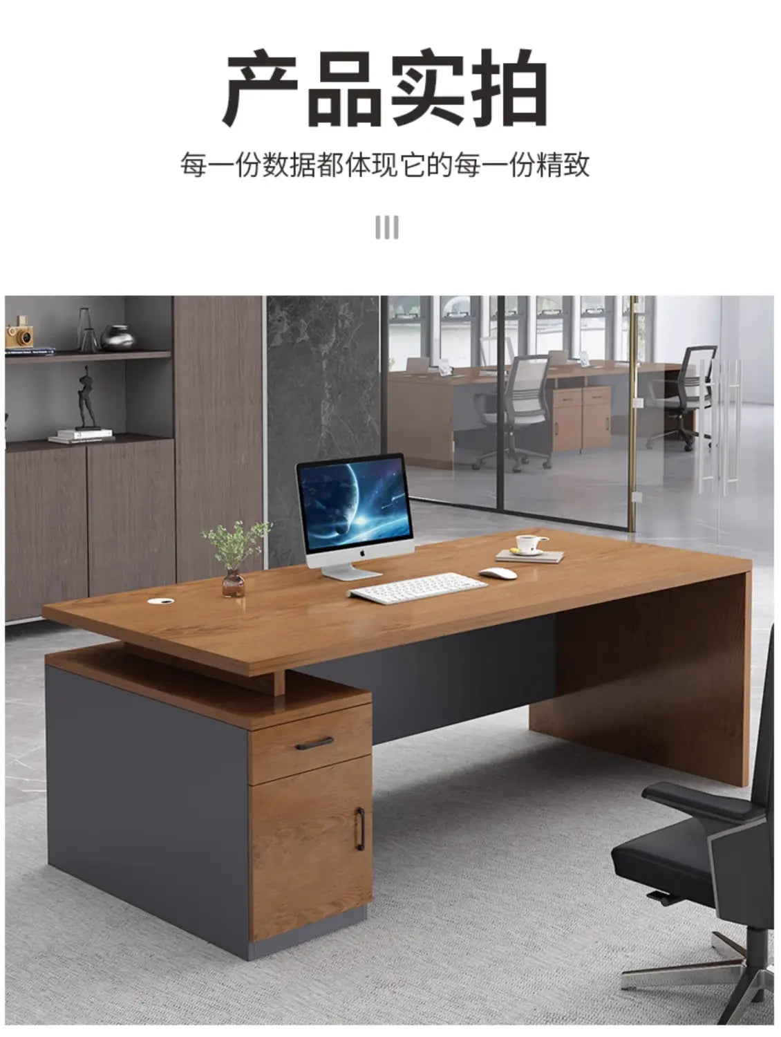 Bureau de travail en bois moderne avec tiroirs de rangement, présentant une base gris foncé et des façades de tiroirs avec finition veinée en bois naturel, ainsi que des accents métalliques contemporains.