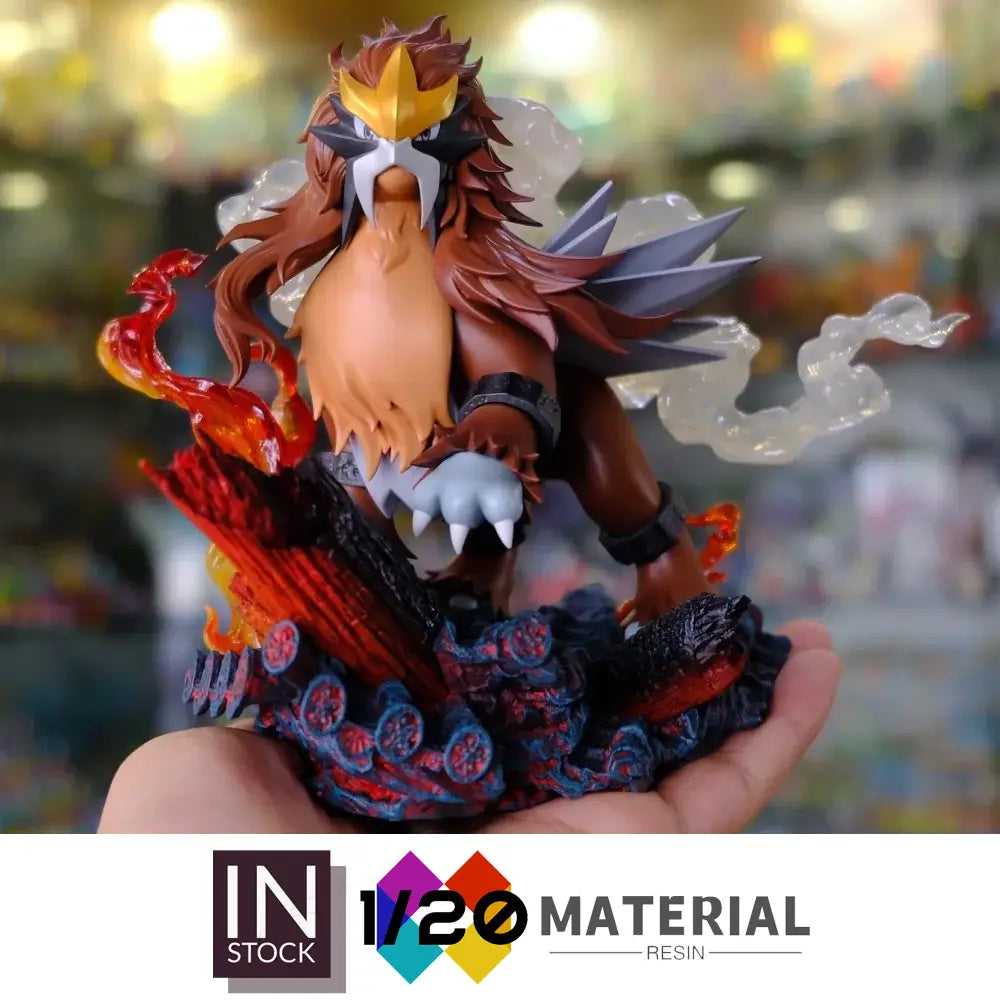 Estatua detallada de resina a escala 1/20 del Pokémon Incineroar, con pelaje marrón y naranja, cresta dorada en la cabeza y garras blancas afiladas en una pose dinámica, rodeado de llamas rojas ardientes y efectos de humo en espiral sobre la base original brillante y quemada de torre de Ciudad Paleta.