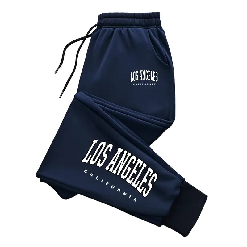 sweatpants imprimés Los Angeles pour hommes de couleur bleu marine avec lettrage « Los Angeles, Californie » blanc sur la cuisse et la ceinture.