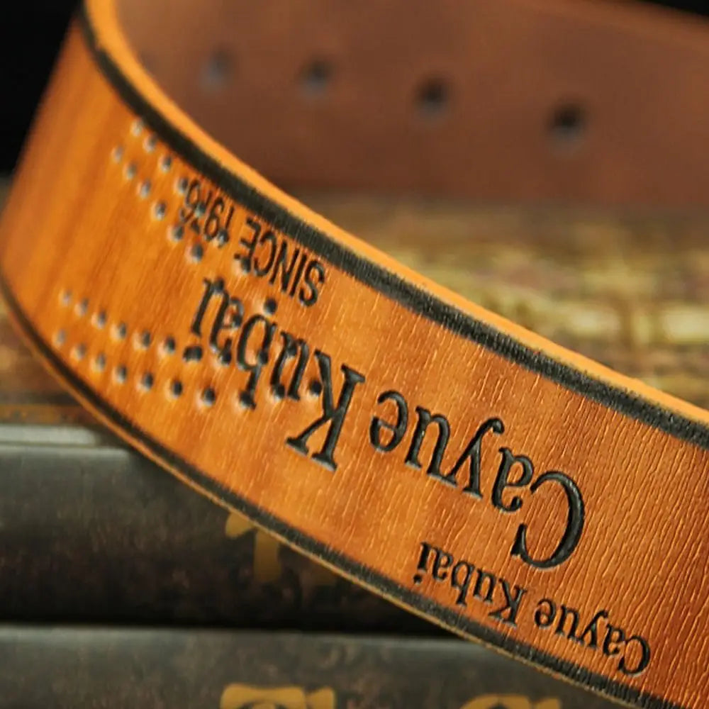 Ceinture en cuir pour homme, vintage, pour taille d’affaires, en cuir beige, avec une mention Cayue Kubai gaufrée et un design perforé au style vintage.